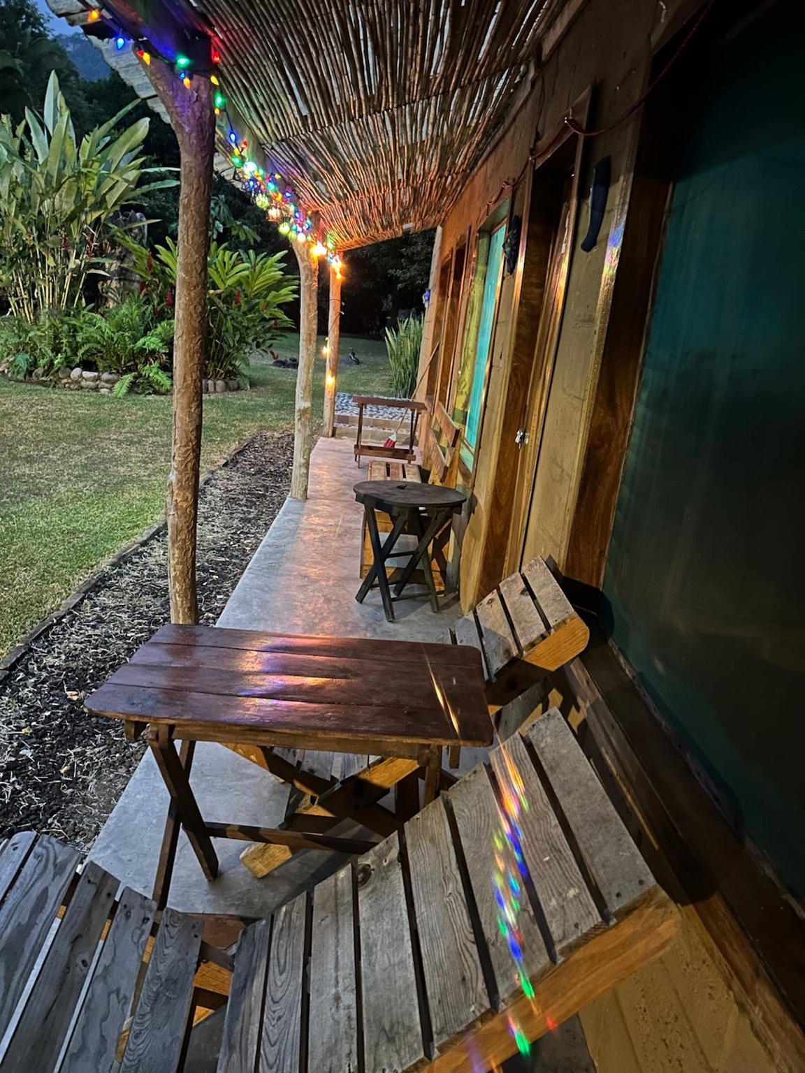 Exterior de cabañas con jardín