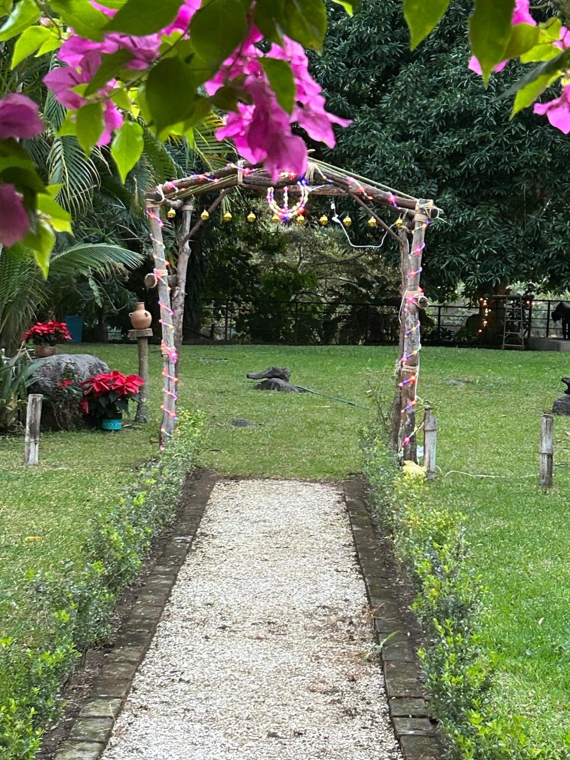 Entrada con flores y jardín