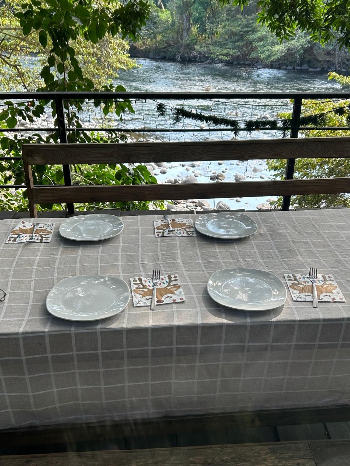 Mesa con vista al río